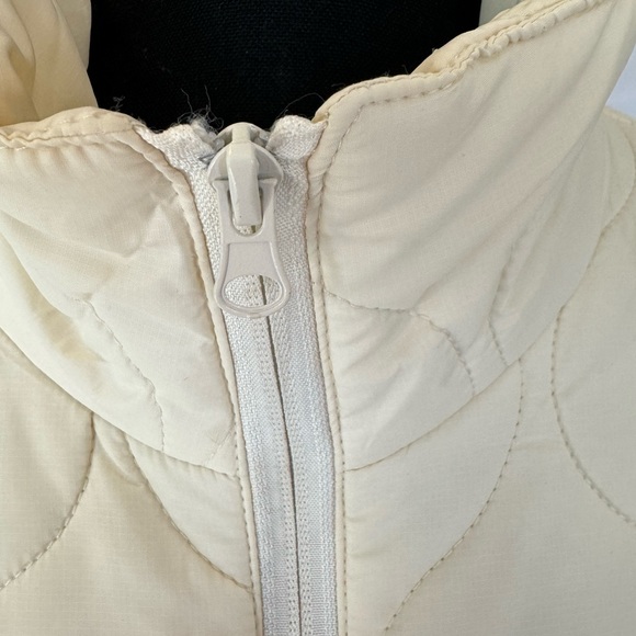 NWT F.I.N.D.S cream quilted shawl/cape - Picture 6 of 8